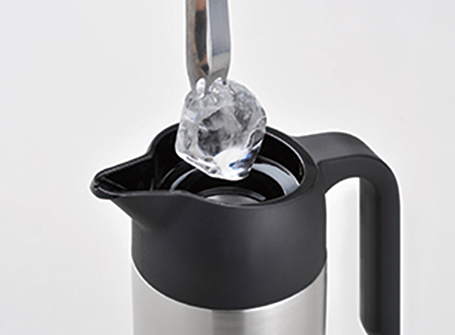 氷を入れてアイスコーヒーに