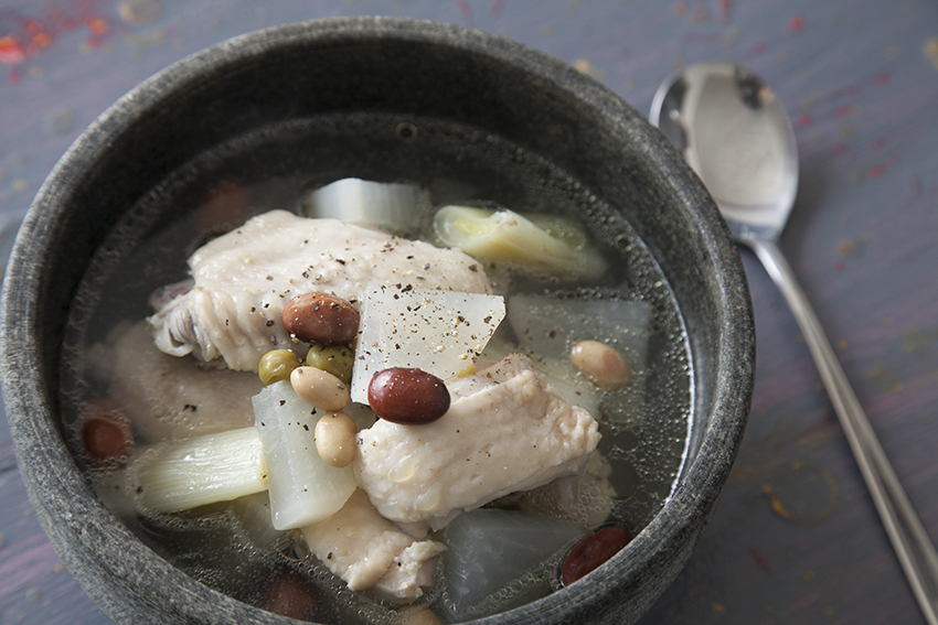 お豆と鶏肉の参鶏湯風スープ