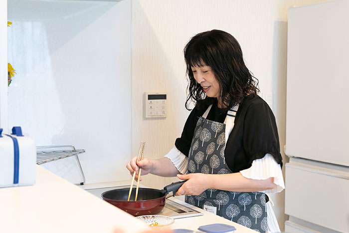 スカッシュ選手のシニア英美里(えみり)さんの母・純枝さんがお弁当を作っている写真