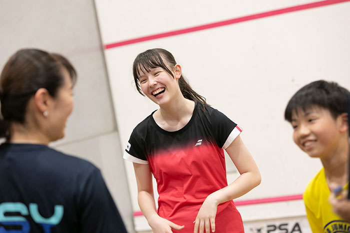 スカッシュ選手のシニア英美里(えみり)さんの練習仲間との写真