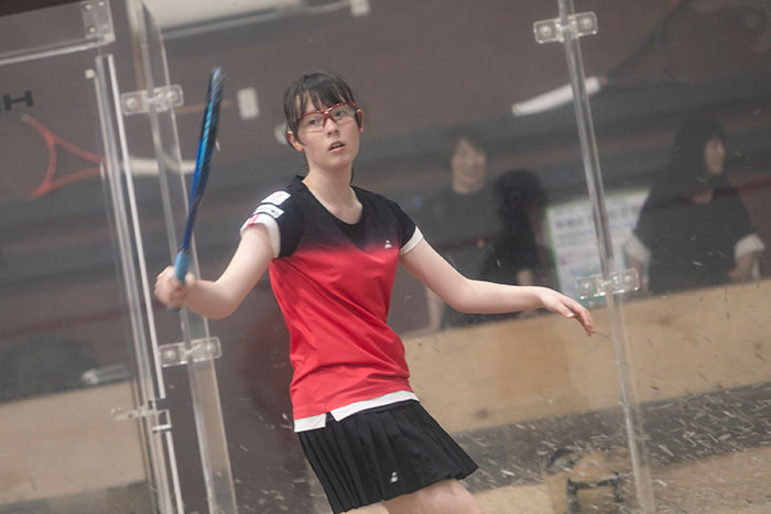 スカッシュ選手のシニア英美里(えみり)さんの練習中の写真