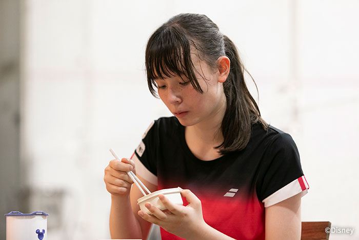 スカッシュ選手のシニア英美里(えみり)さんがお弁当を食べている写真