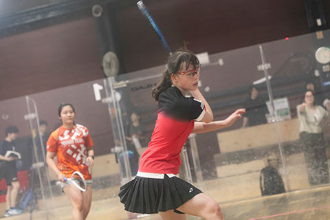 スカッシュ選手のシニア英美里(えみり)さんの練習中の写真