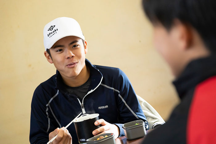 アルペンスキー選手の福井丈（じょう）さんがお弁当を食べている写真