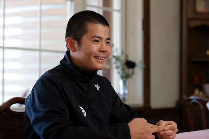 アルペンスキー選手の福井丈（じょう）さんのインタビュー中の写真