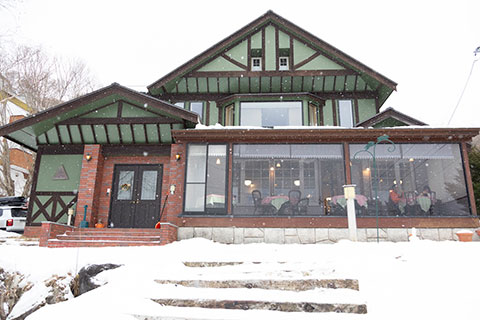 福井五大さんのご両親が建てた白樺湖前にあるペンション「リトルグリーブ」の外観写真