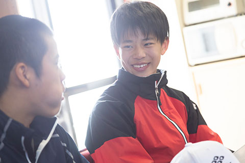 アルペンスキー選手の福井丈（じょう）さんとチームメイトの近藤武尊さんの写真