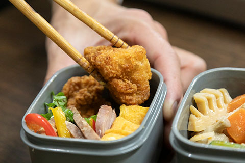 アルペンスキー選手の福井丈（じょう）さんのお弁当を作っている写真