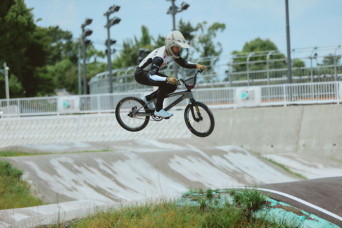 BMXレーシング選手の高崎成琉(なる)さんの練習中の写真