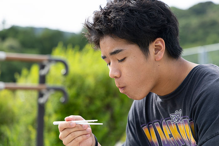 BMXレーシング選手の高崎成琉(なる)さんがお弁当を食べている写真