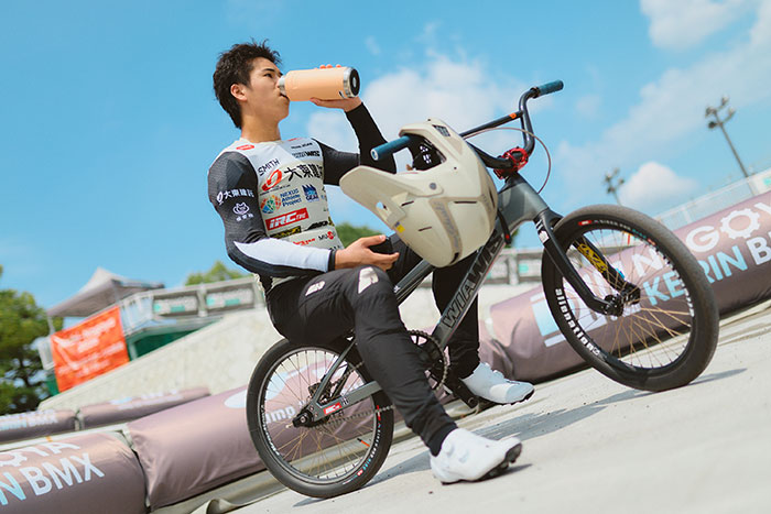 BMXレーシング選手の高崎成琉(なる)さんの練習中に水分補給している写真