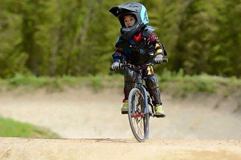 BMXレーシング選手の高崎成琉(なる)さんが4歳のころ、BMXに乗っている写真