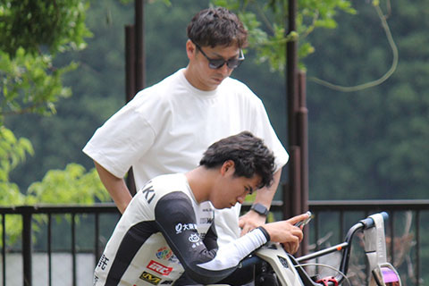 BMXレーシング選手の高崎成琉(なる)さんと父・祐樹(ゆうき)さんの練習中の写真