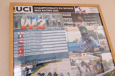 BMXレーシング選手の高崎成琉(なる)さんが、2022年の世界選手権で準優勝したときの写真