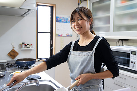 BMXレーシング選手の高崎成琉(なる)さんの母・葵妃(きさき)さんがお弁当を作っている写真