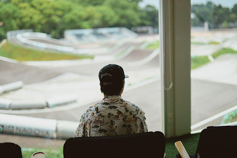 BMXレーシング選手の高崎成琉(なる)さんと、BMXのコースの写真