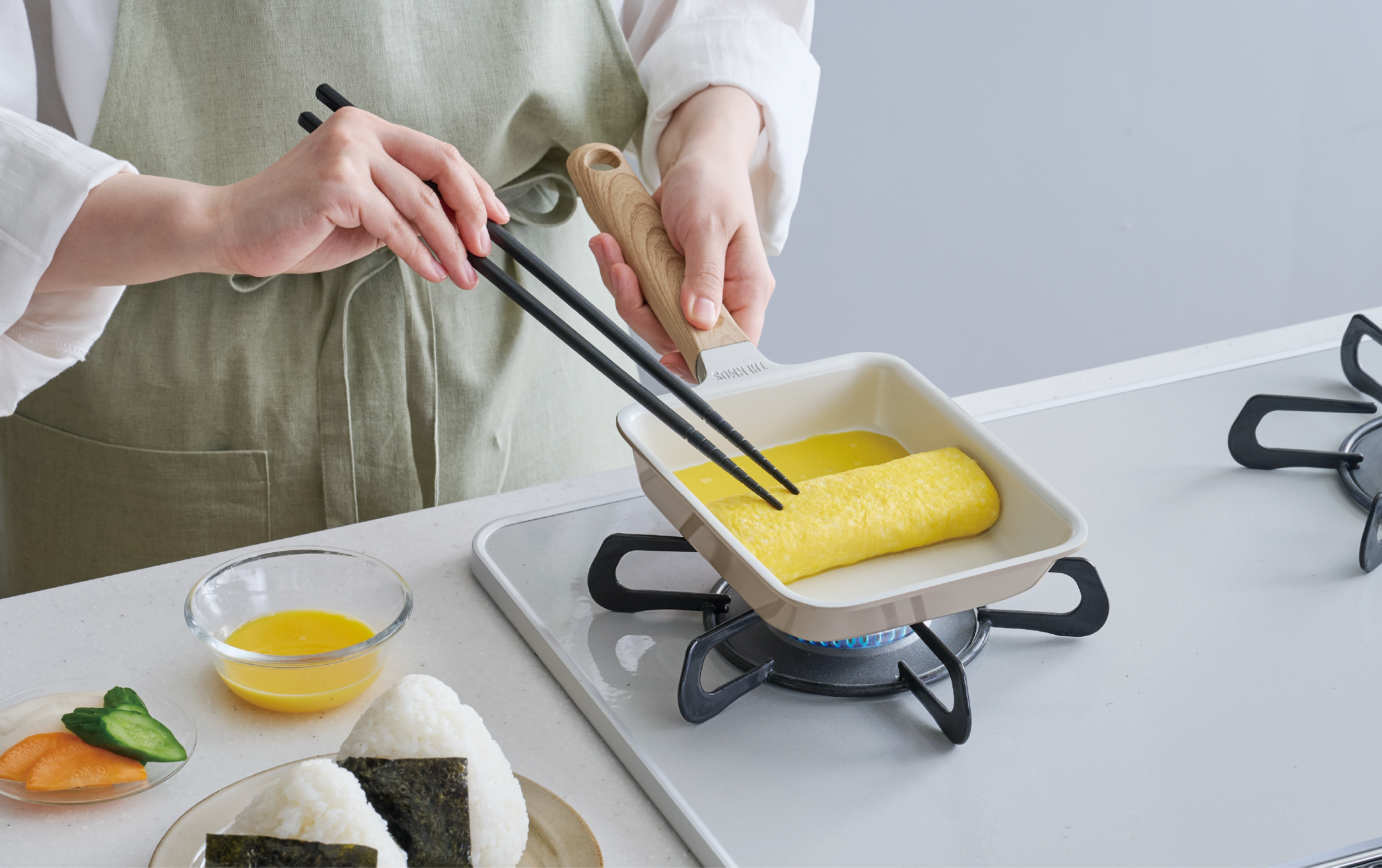 セラプロテクトシリーズ玉子焼きフライパンで玉子焼きを調理している画像