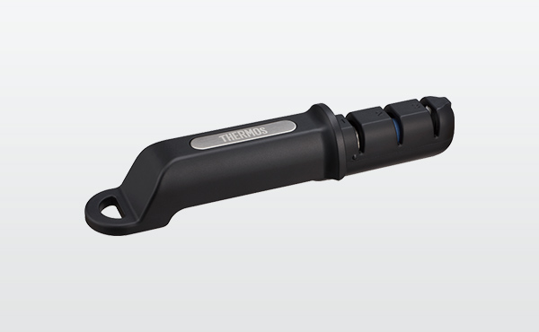 粗さの異なる3つの研石で包丁の切れ味を復活！折りたたんでコンパクトに収納できる『コンパクトシャープナー（KK‐AA001）』8月21日新発売