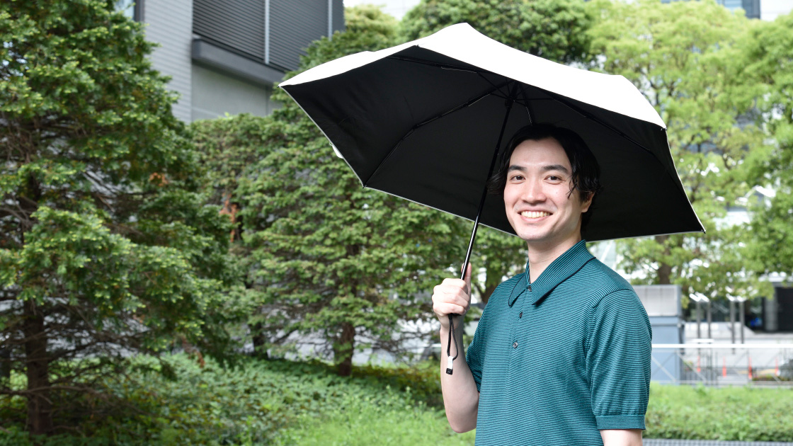 「COOL遮熱 日傘」を差す星野晴己さん