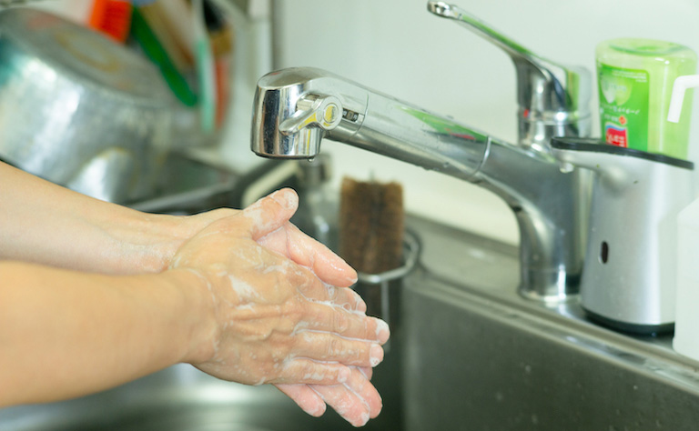 石鹸で指先までしっかり洗ったら手首までアルコール消毒もする