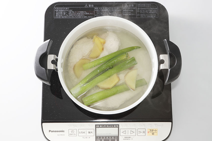 ジーローハン（鶏肉飯）で鶏肉を加熱している写真