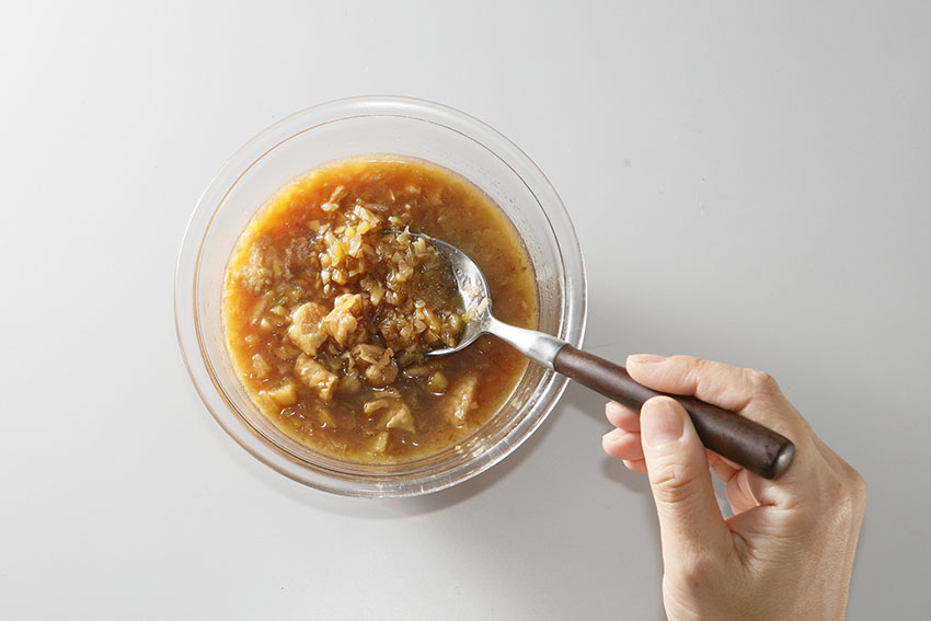 ジーローハン（鶏肉飯）のタレを作っている写真