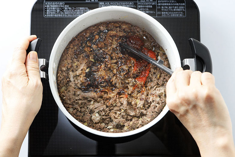 麻辣麻婆牛丼の材料を炒めている写真