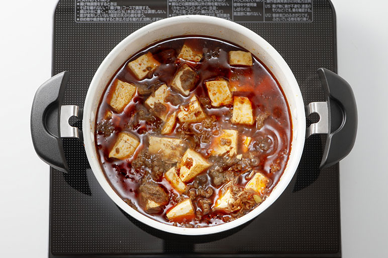 麻辣麻婆牛丼の材料を煮ている写真