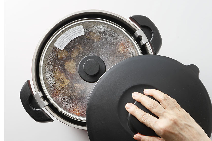 麻辣麻婆牛丼の材料を加熱したあと保温容器に入れている写真