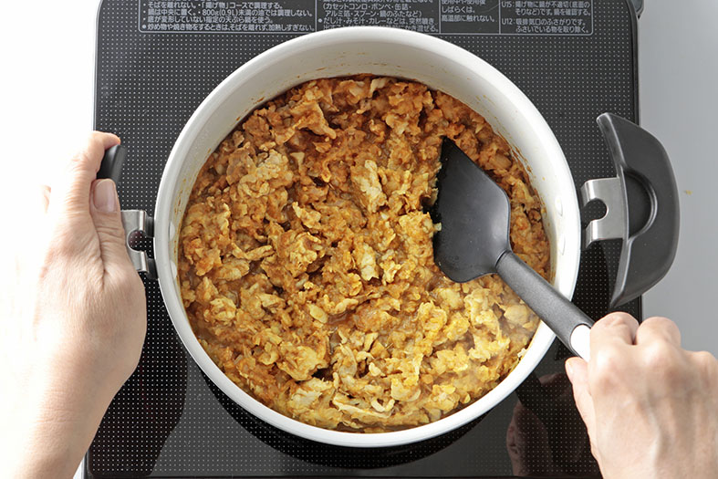焼きなすと香味野菜の薬膳カレーの材料を炒めている写真