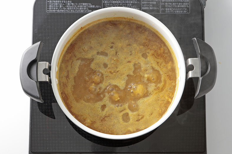 焼きなすと香味野菜の薬膳カレーの材料を加熱している写真