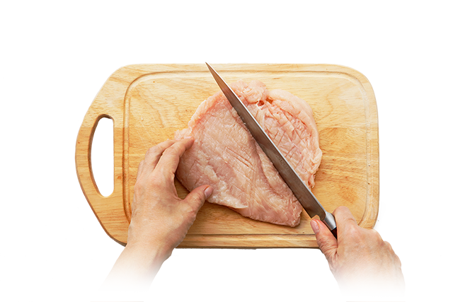 ジーパイで鶏むね肉をうすくたたいている写真