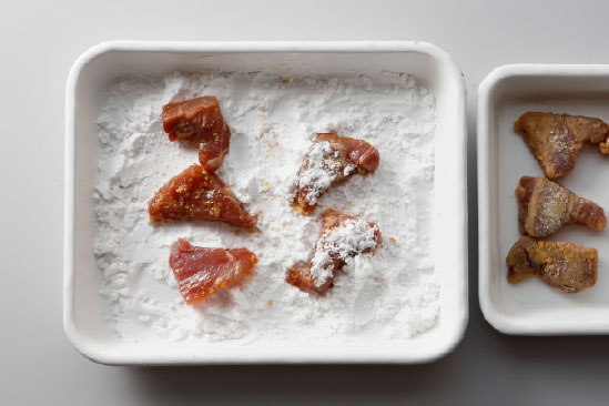 カツオに片栗粉をまぶしている写真