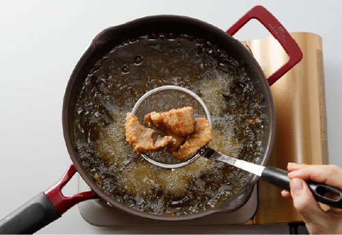 カツオを揚げている写真