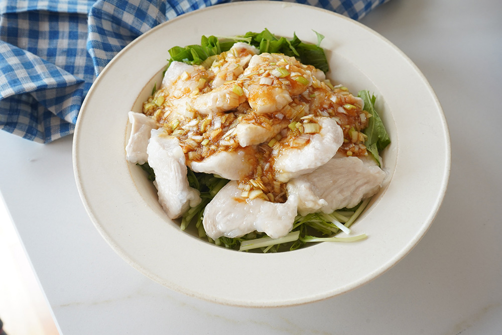 水晶鶏のにんにくだれ盛り付け