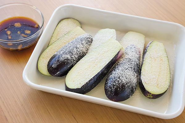 なすの生姜焼きの下準備の写真