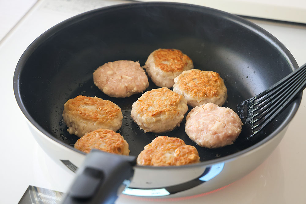 えのきつくねをフライパンで焼いている写真