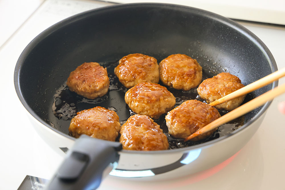 えのきつくねにたれをからめている写真