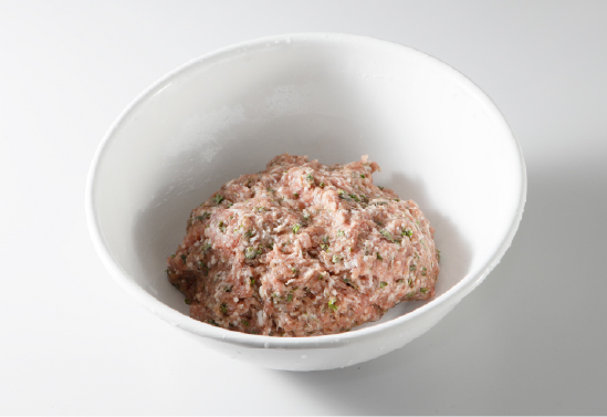 ソーセージの肉ダネをよく混ぜたあとの写真