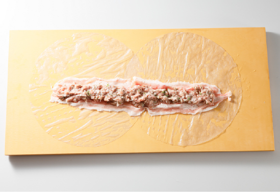 ライスペーパにバラ肉と肉ダネを載せた写真