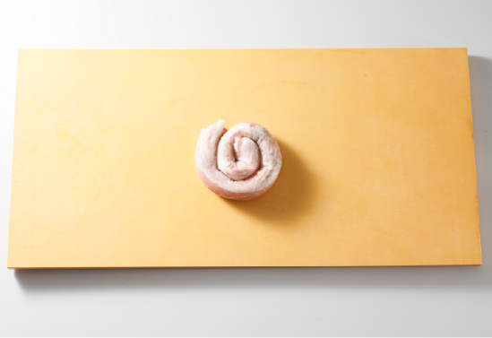 タネを巻いた棒状のライスペーパーを渦巻き状に巻いた写真