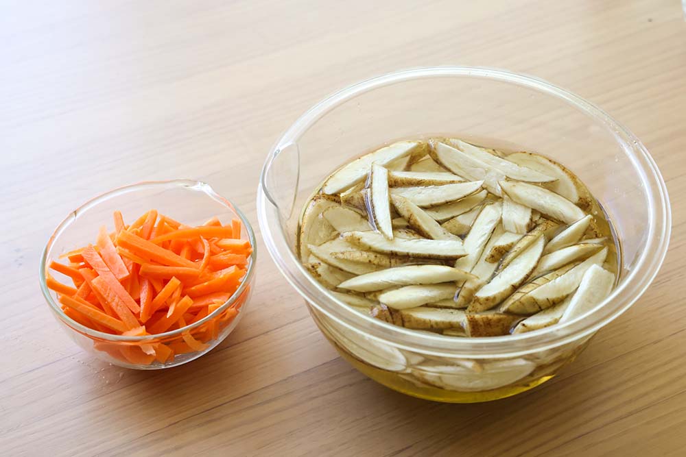 ごぼうと豚肉のおかずきんぴらの材料の下ごしらえの写真