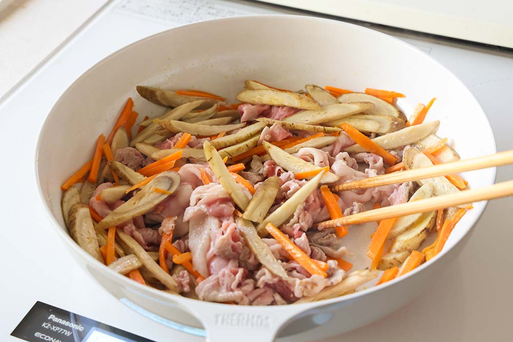 ごぼうと豚肉のおかずきんぴらで材料を炒めている写真
