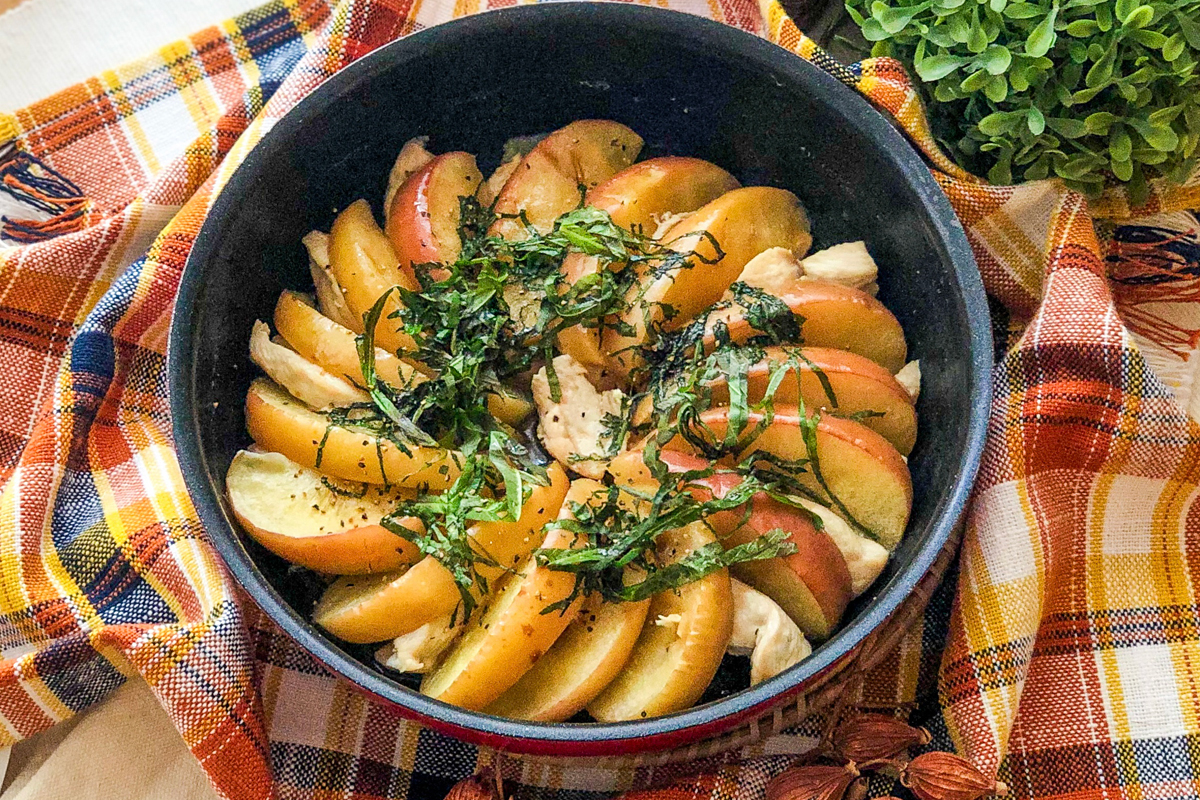 ワンパン甘ふわ幸せおかず!りんごと大葉と鶏肉のソテー