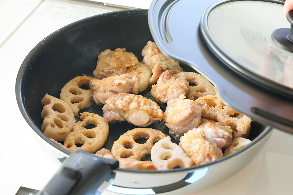 鶏れんこんの甘酢炒めで材料を蒸し焼きにしている写真