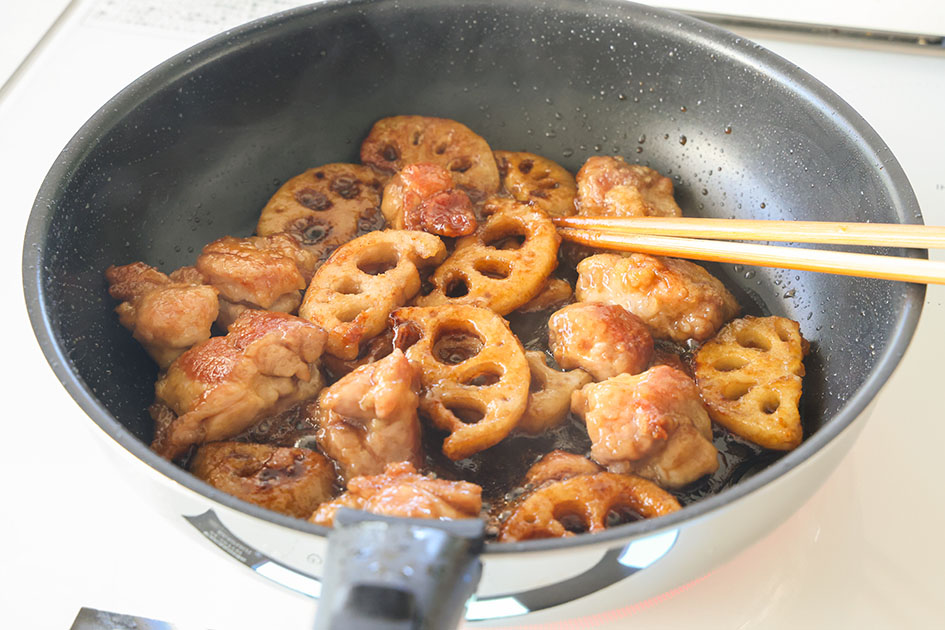 鶏れんこんの甘酢炒めで、たれを煮からめている写真
