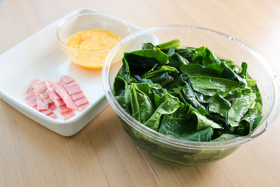 ほうれん草とベーコンの卵炒めの材料の写真