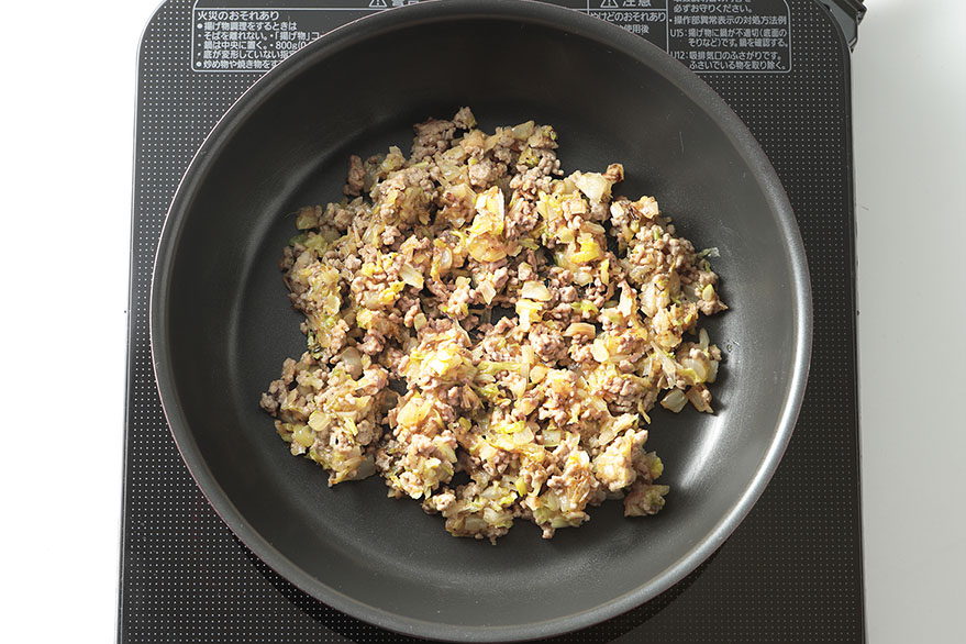 餅餃子の餡を炒めている写真