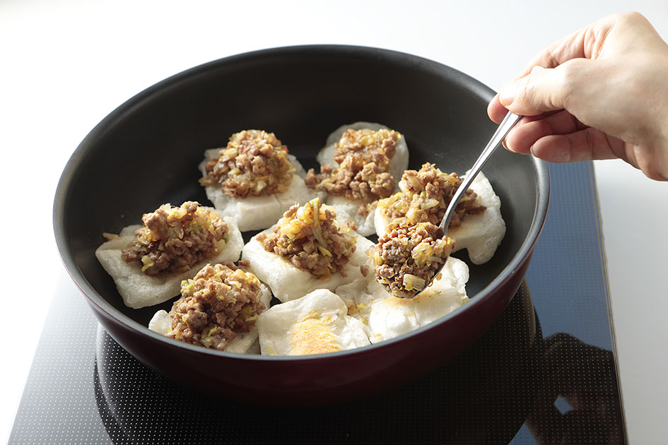 餅餃子の餡を餅に載せている写真