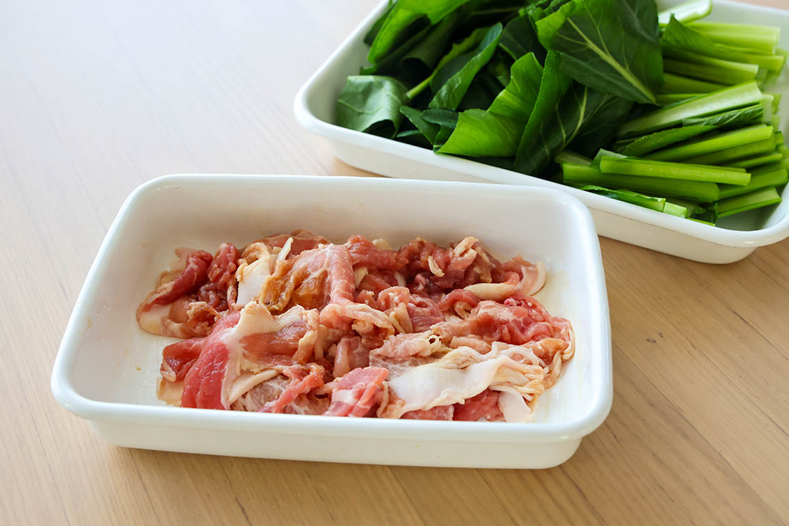 豚肉と小松菜のピリ辛中華炒めの下ごしらえの写真